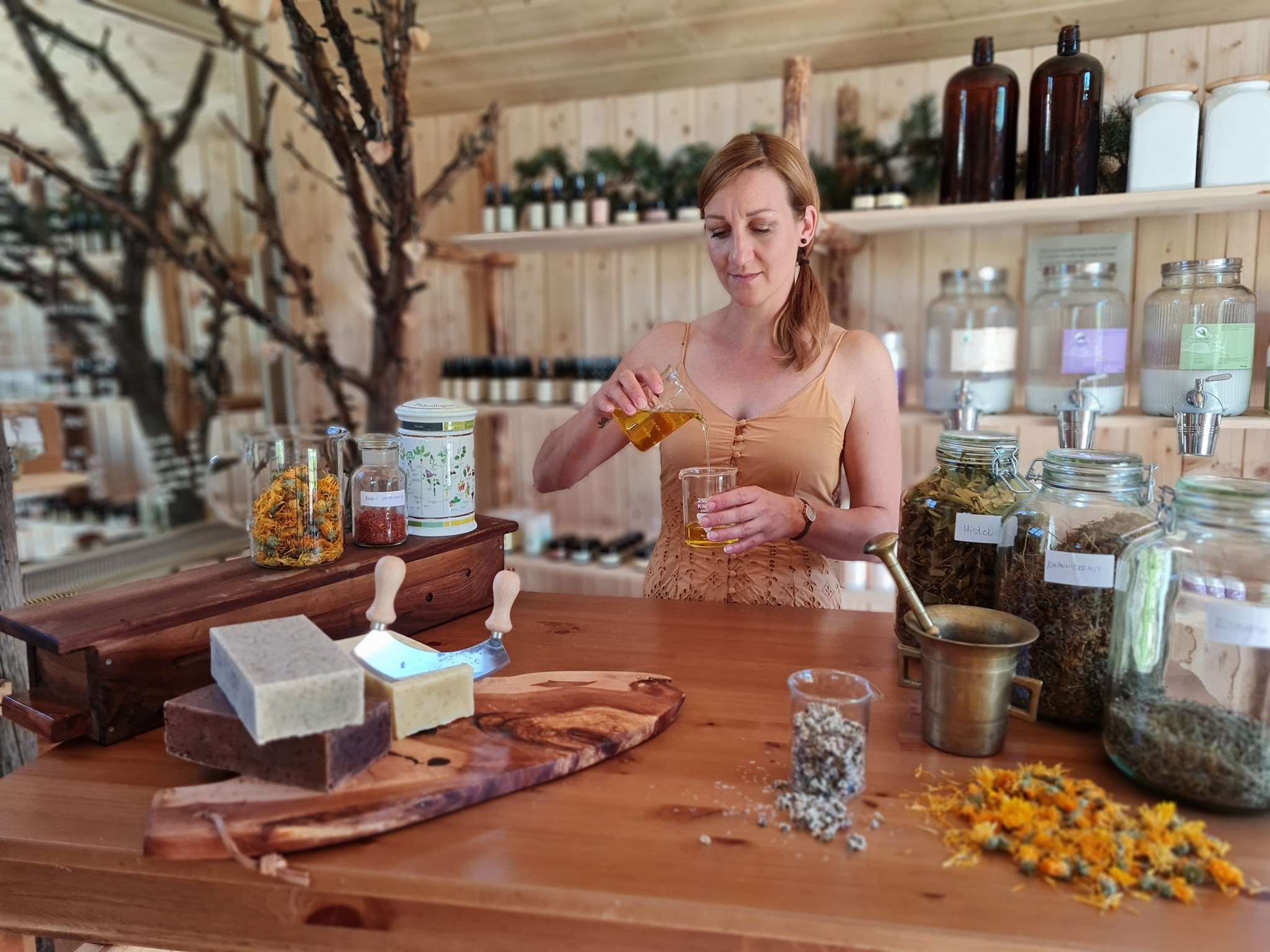 Sabine bei der Herstellung ihrer Naturkosmetik